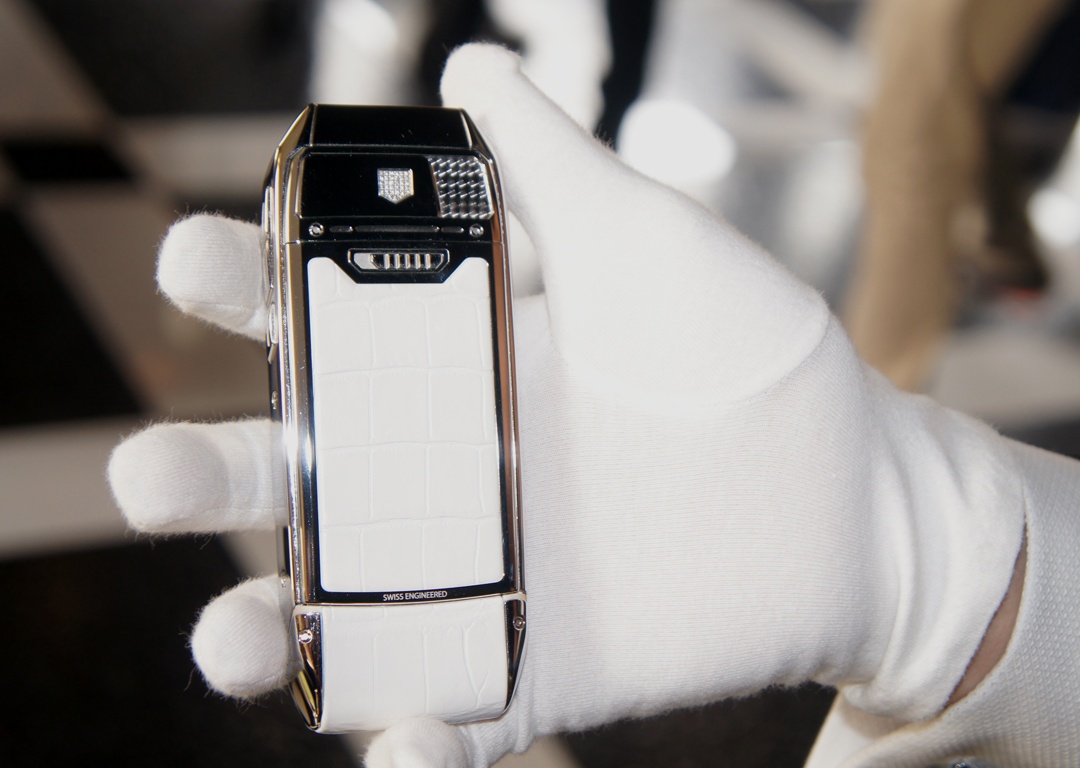 Clip ra mat dien thoai sieu sang Tag Heuer Meridiist II tai VN hinh anh